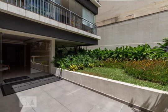 Apartamento mobiliado em Cerqueira César com 2 quartos, quintal e piscina. Ideal para comprar. — Entrada