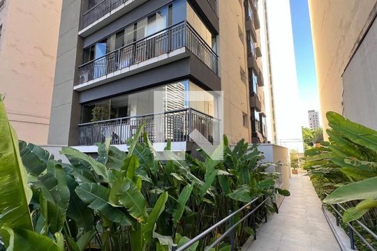 Apartamento mobiliado em Cerqueira César com 2 quartos, quintal e piscina. Ideal para comprar. — Área comum