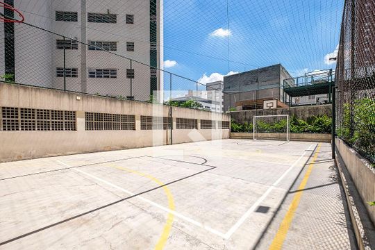 Apartamento mobiliado em Cerqueira César com 2 quartos, quintal e piscina. Ideal para comprar. — Quadra