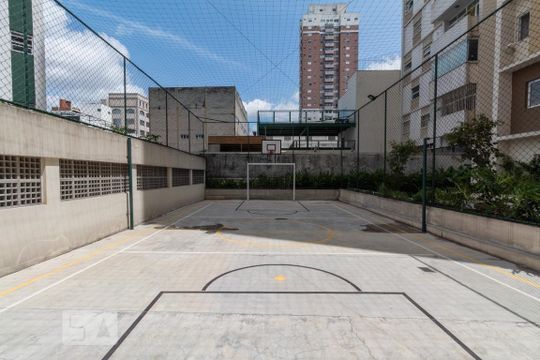 Apartamento mobiliado em Cerqueira César com 2 quartos, quintal e piscina. Ideal para comprar. — Quadra esportiva