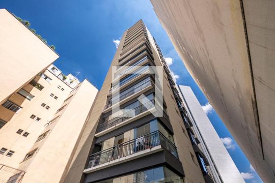 Apartamento mobiliado em Cerqueira César com 2 quartos, quintal e piscina. Ideal para comprar. — Fachada