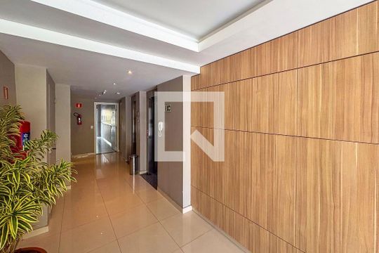 Apartamento mobiliado em Cerqueira César com 2 quartos, quintal e piscina. Ideal para comprar. — hall de entrada