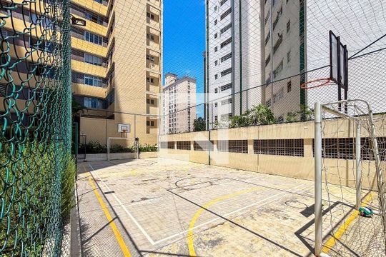 Apartamento mobiliado em Cerqueira César com 2 quartos, quintal e piscina. Ideal para comprar. — quadra