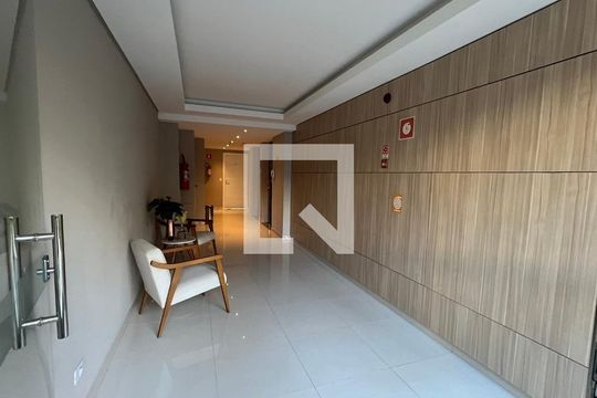 Apartamento mobiliado em Cerqueira César com 2 quartos, quintal e piscina. Ideal para comprar. — Hall de entrada