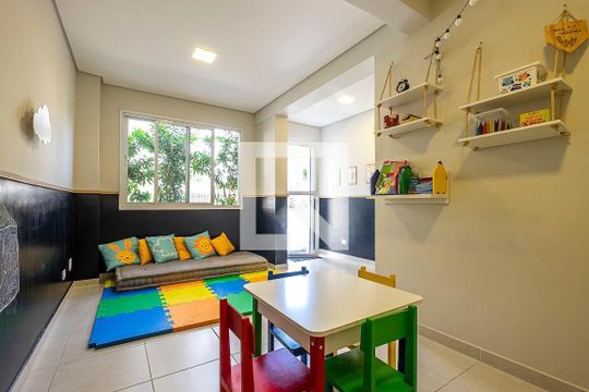 Apartamento mobiliado em Cerqueira César com 2 quartos, quintal e piscina. Ideal para comprar. — Brinquedoteca