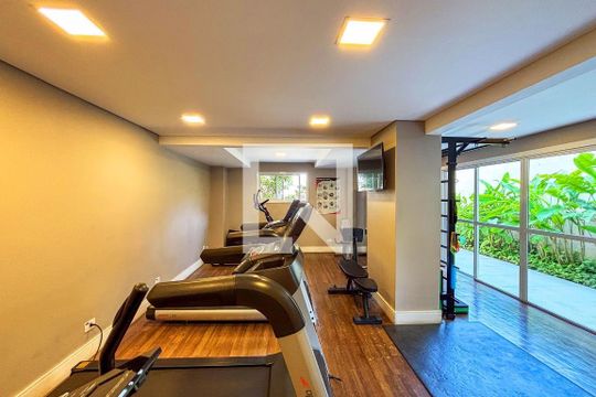 Apartamento mobiliado em Cerqueira César com 2 quartos, quintal e piscina. Ideal para comprar. — academia