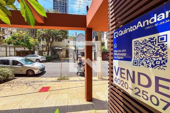 Apartamento mobiliado em Cerqueira César com 2 quartos, quintal e piscina. Ideal para comprar. — fachada do predio
