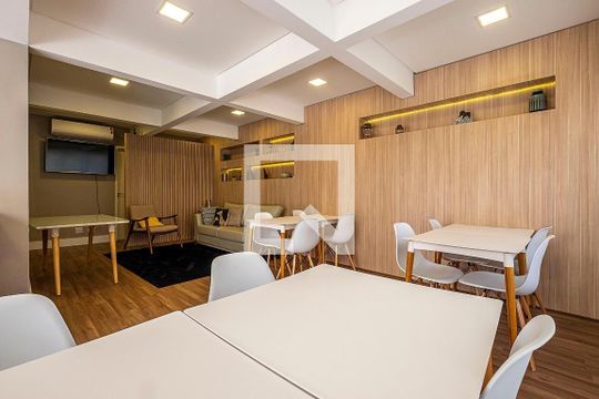Apartamento mobiliado em Cerqueira César com 2 quartos, quintal e piscina. Ideal para comprar. — Salão de Festas