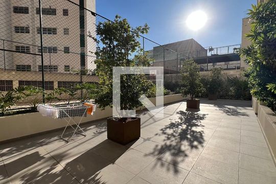 Apartamento mobiliado em Cerqueira César com 2 quartos, quintal e piscina. Ideal para comprar. — Quadra Esportiva