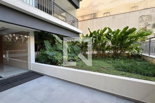 Apartamento mobiliado em Cerqueira César com 2 quartos, quintal e piscina. Ideal para comprar. — Área comum