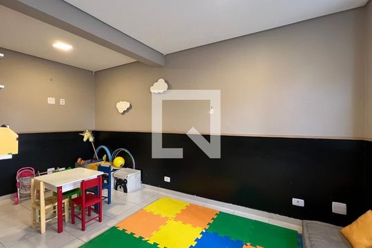Apartamento mobiliado em Cerqueira César com 2 quartos, quintal e piscina. Ideal para comprar. — Brinquedoteca