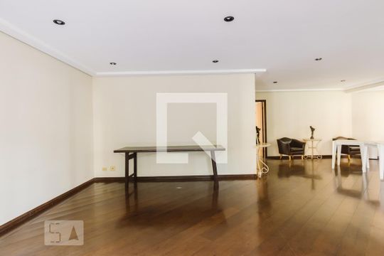 Venda de apartamento mobiliado com 3 quartos, quintal e piscina no condomínio. — Salão de Festas