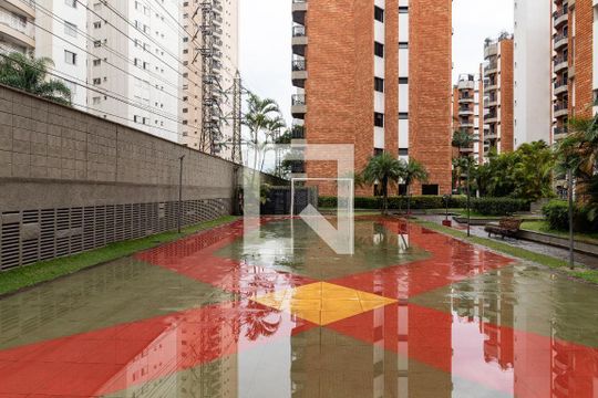 Venda de apartamento mobiliado com 3 quartos, quintal e piscina no condomínio. — Quadra Esportiva