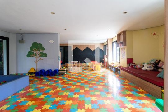 Venda de apartamento mobiliado com 3 quartos, quintal e piscina no condomínio. — Brinquedoteca