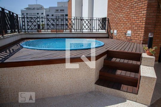 Venda de apartamento mobiliado com 3 quartos, quintal e piscina no condomínio. — Spa