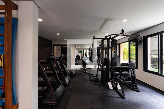 Venda de apartamento mobiliado com 3 quartos, quintal e piscina no condomínio. — Academia