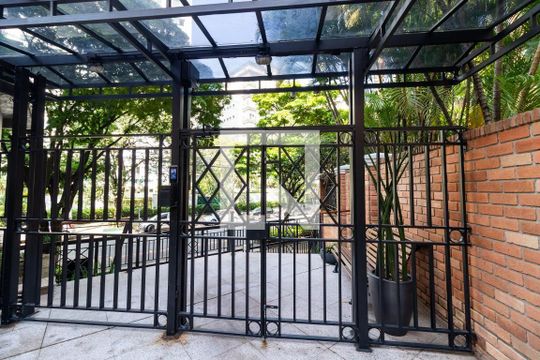 Venda de apartamento mobiliado com 3 quartos, quintal e piscina no condomínio. — Entrada