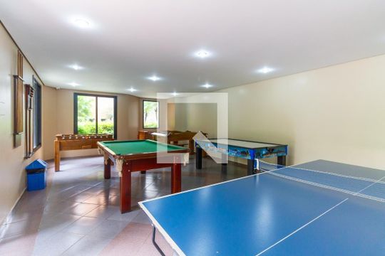 Venda de apartamento mobiliado com 3 quartos, quintal e piscina no condomínio. — Salão de jogos