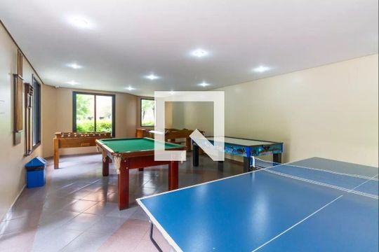Venda de apartamento mobiliado com 3 quartos, quintal e piscina no condomínio. — Salão de Jogos