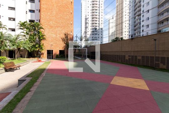 Venda de apartamento mobiliado com 3 quartos, quintal e piscina no condomínio. — Quadra