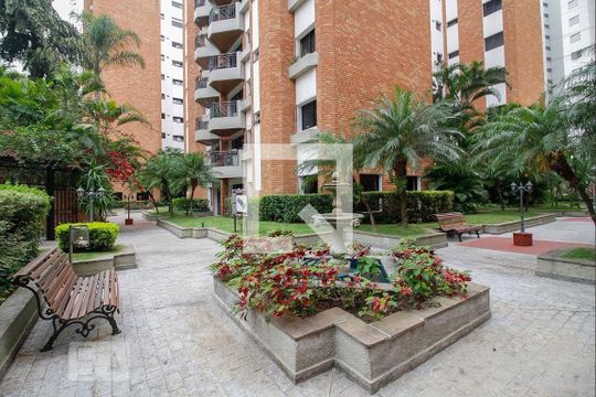 Venda de apartamento mobiliado com 3 quartos, quintal e piscina no condomínio. — Area Comum