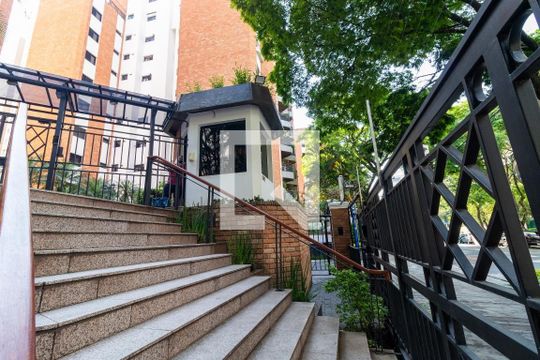 Venda de apartamento mobiliado com 3 quartos, quintal e piscina no condomínio. — Portaria