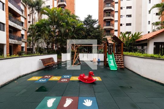 Venda de apartamento mobiliado com 3 quartos, quintal e piscina no condomínio. — Playground