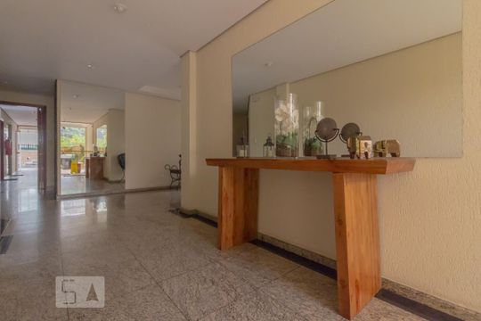 Apartamento na Vila Mariana com 3 quartos, 2 suítes, quintal, churrasqueira. Excelente compra! — Hall social