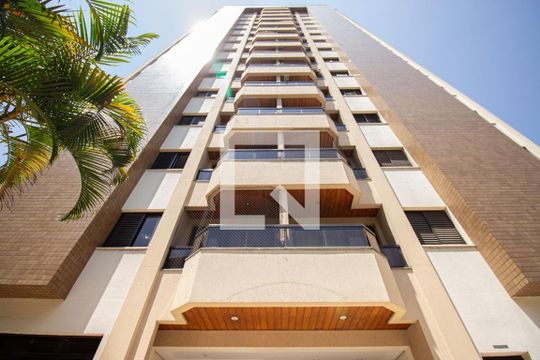Apartamento na Vila Mariana com 3 quartos, 2 suítes, quintal, churrasqueira. Excelente compra! — Fachada do Prédio
