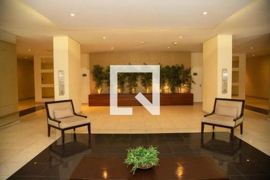 Comprar apartamento mobiliado com 4 quartos, varanda, quintal, churrasqueira e academia no condomínio. — Hall Social