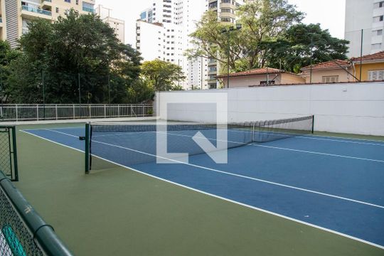 Comprar apartamento mobiliado com 4 quartos, varanda, quintal, churrasqueira e academia no condomínio. — Quadra Esportiva