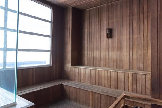 Comprar apartamento mobiliado com 4 quartos, varanda, quintal, churrasqueira e academia no condomínio. — Sauna
