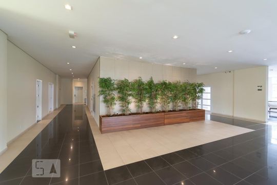 Comprar apartamento mobiliado com 4 quartos, varanda, quintal, churrasqueira e academia no condomínio. — Hall Entrada