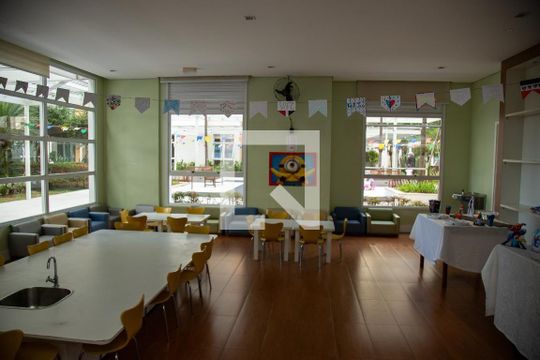Comprar apartamento mobiliado com 4 quartos, varanda, quintal, churrasqueira e academia no condomínio. — Brinquedoteca