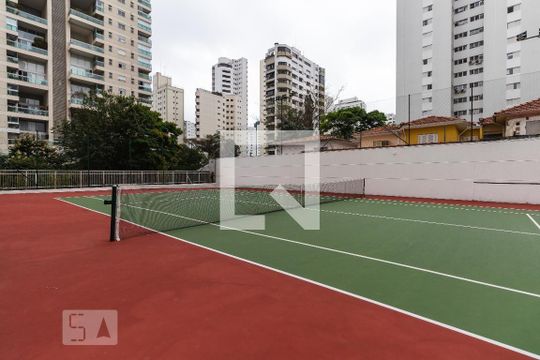 Comprar apartamento mobiliado com 4 quartos, varanda, quintal, churrasqueira e academia no condomínio. — Quadra de Tênis