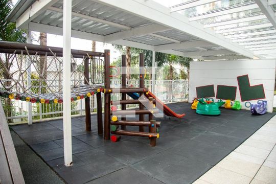 Comprar apartamento mobiliado com 4 quartos, varanda, quintal, churrasqueira e academia no condomínio. — Playground