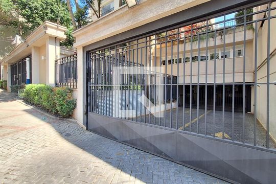 Apartamento com 2 quartos, varanda e quintal. Academia, piscina e churrasqueira no condomínio. Ideal para comprar. — Fachada