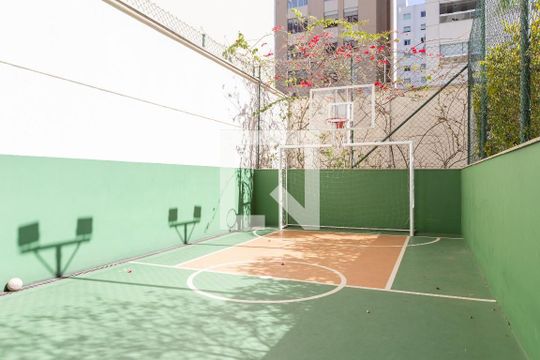 Apartamento com 2 quartos, varanda e quintal. Academia, piscina e churrasqueira no condomínio. Ideal para comprar. — Quadra Esportiva