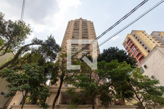 Apartamento com 2 quartos, varanda e quintal. Academia, piscina e churrasqueira no condomínio. Ideal para comprar. — Fachada do Prédio
