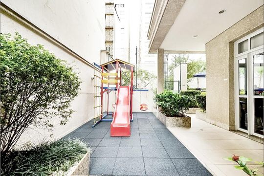 Apartamento com 2 quartos, varanda e quintal. Academia, piscina e churrasqueira no condomínio. Ideal para comprar. — Playground
