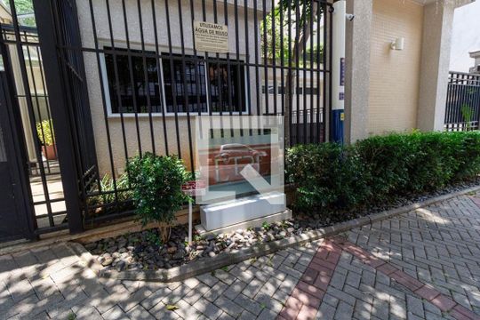 Apartamento com 2 quartos, varanda e quintal. Academia, piscina e churrasqueira no condomínio. Ideal para comprar. — Portaria