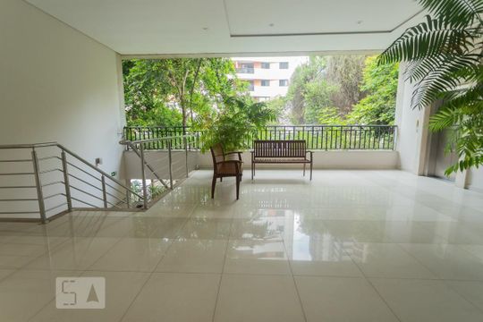 Apartamento com 2 quartos, varanda e quintal. Academia, piscina e churrasqueira no condomínio. Ideal para comprar. — Hall de Entrada