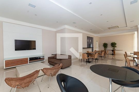 Apartamento com 2 quartos, varanda e quintal. Academia, piscina e churrasqueira no condomínio. Ideal para comprar. — Salão de Festas