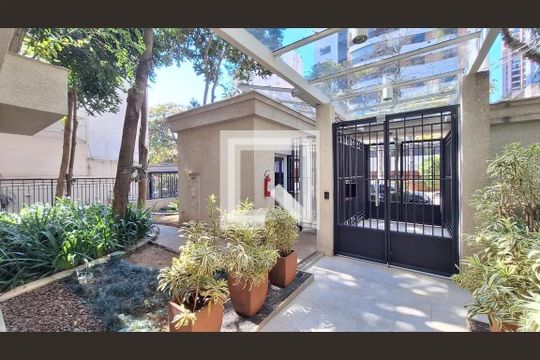 Apartamento com 2 quartos, varanda e quintal. Academia, piscina e churrasqueira no condomínio. Ideal para comprar. — Área Comum