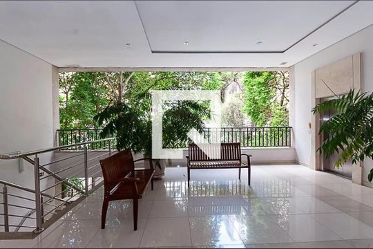 Apartamento com 2 quartos, varanda e quintal. Academia, piscina e churrasqueira no condomínio. Ideal para comprar. — Hall social