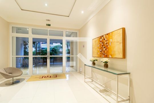 Apartamento com 2 quartos, varanda e quintal. Academia, piscina e churrasqueira no condomínio. Ideal para comprar. — Hall