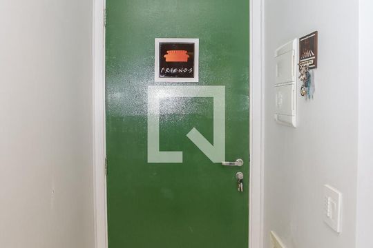 Apartamento com 2 quartos, varanda e quintal. Academia, piscina e churrasqueira no condomínio. Ideal para comprar. — Entrada