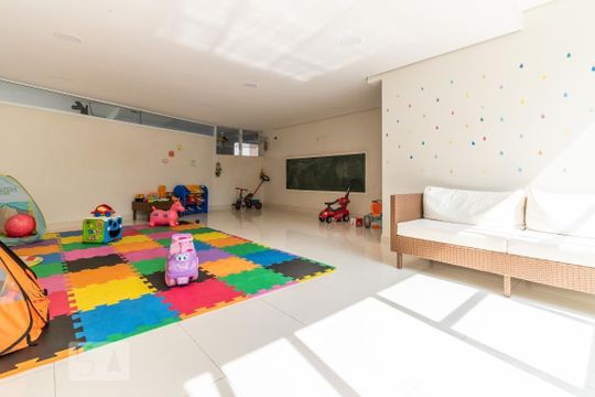 Apartamento em Pinheiros com piscina, 2 suítes e mobiliado. Ideal para comprar. — Playground