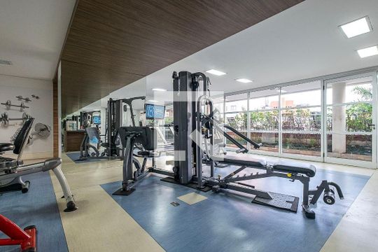 Apartamento em Pinheiros com piscina, 2 suítes e mobiliado. Ideal para comprar. — Academia