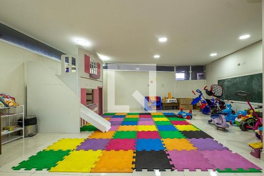 Apartamento em Pinheiros com piscina, 2 suítes e mobiliado. Ideal para comprar. — Brinquedoteca